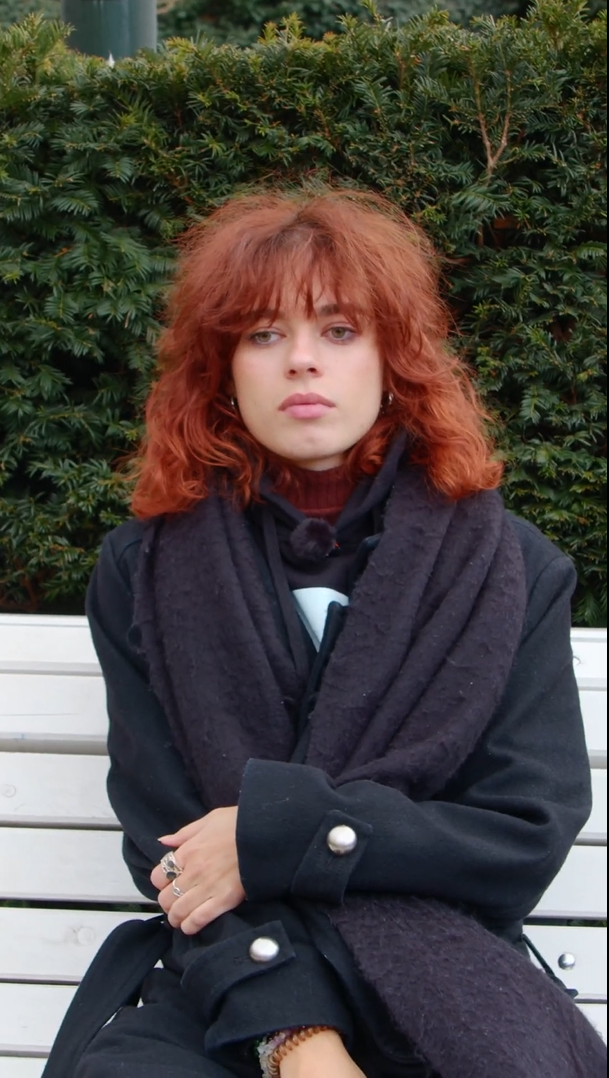 anna sedí na lavičce